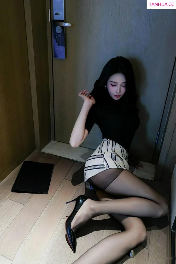   [XiuRen]高清写真图 2025.09.28 No.10817 椰汁糯米姬 黑色T恤第29张图片